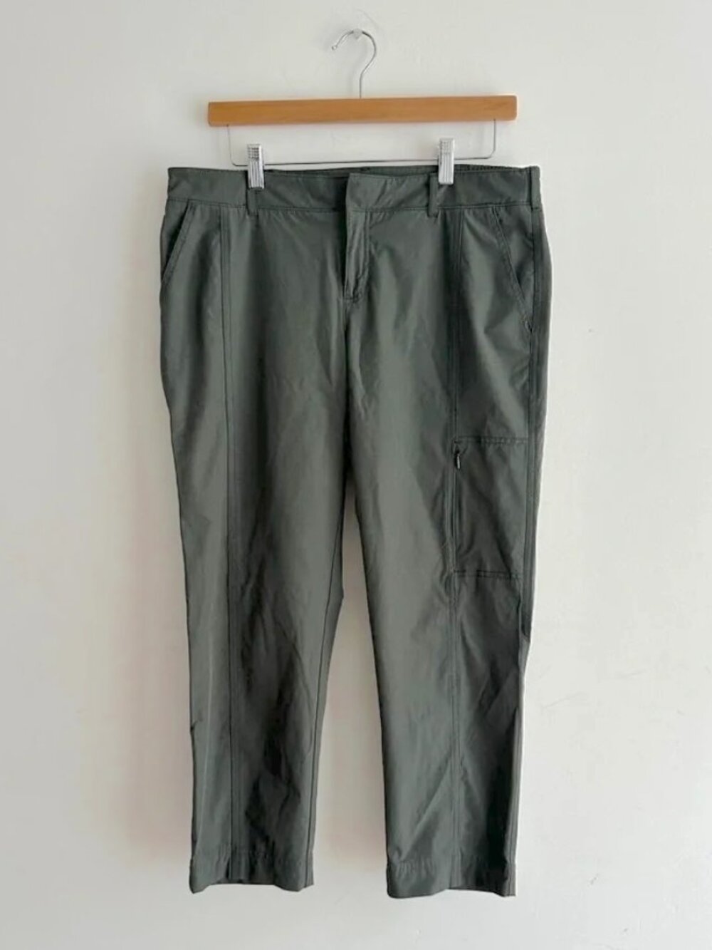 Womens Relaxed Kirkland Travel Pants in Olive Green size 8 smaller Inseam